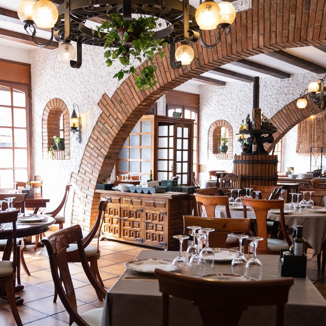 Interior rústic de La Borda d'en Manel amb arcs de maó i decoració tradicional