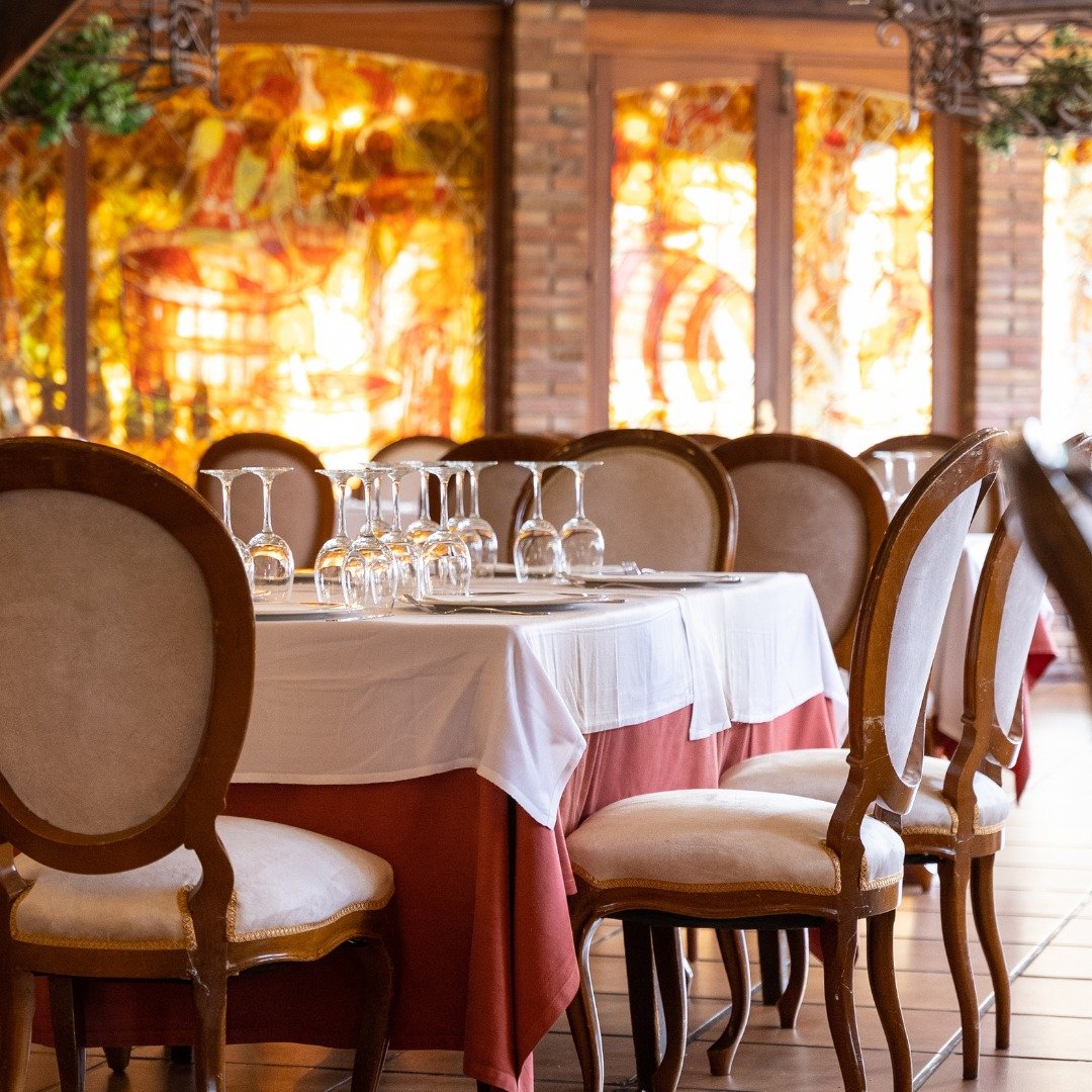 Sala amb vitralls artesanals