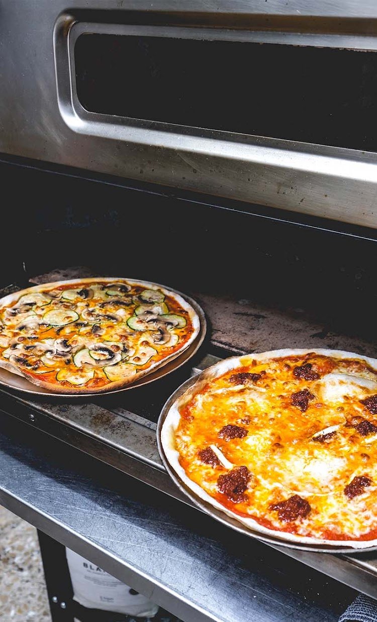 Pizzas recién hechas